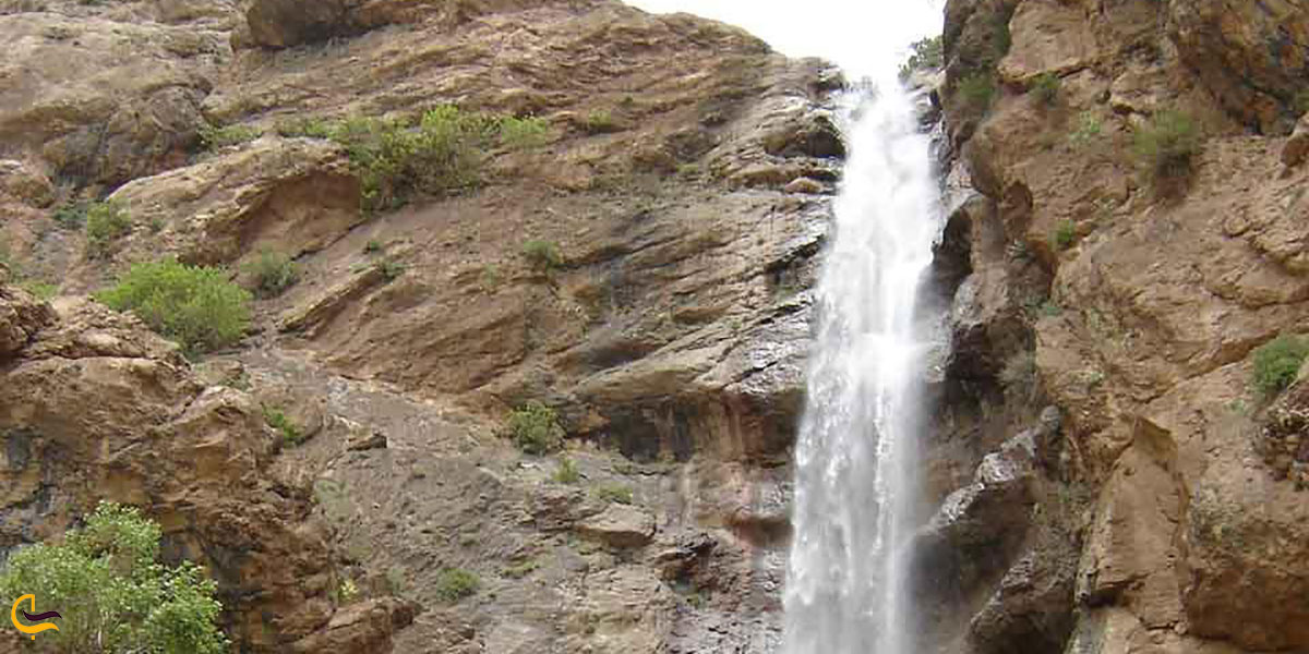 عکس آبشار کوچکی در نزدیکی غار کله سنگ