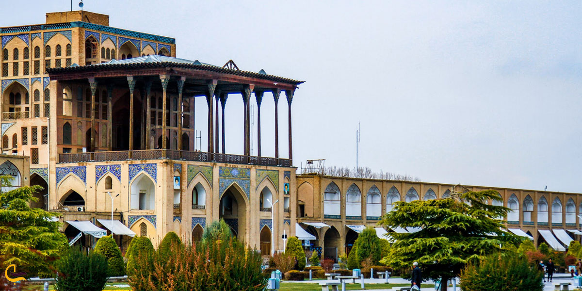 نمایی از عمارت عالی قاپو