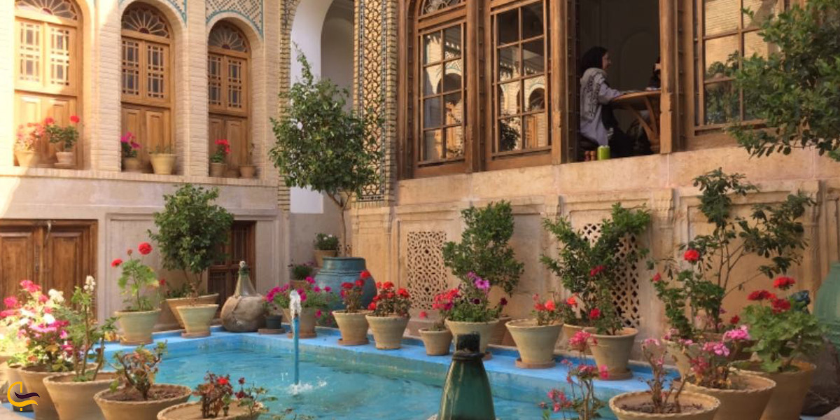 تصویری از فضای بیرون سرای فیل