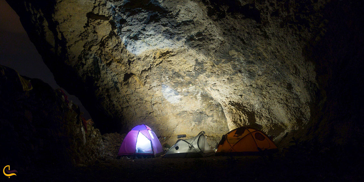 تصویری از کمپ زدن در غار