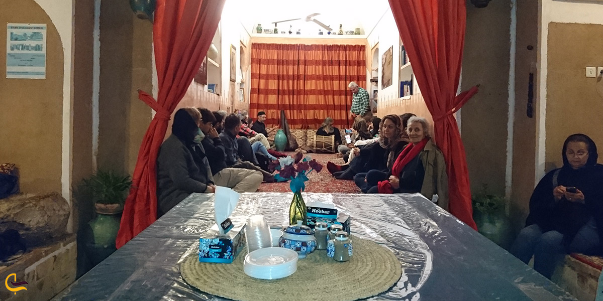 عکس جشن و شعرخوانی در خانه پیرنیا نائین