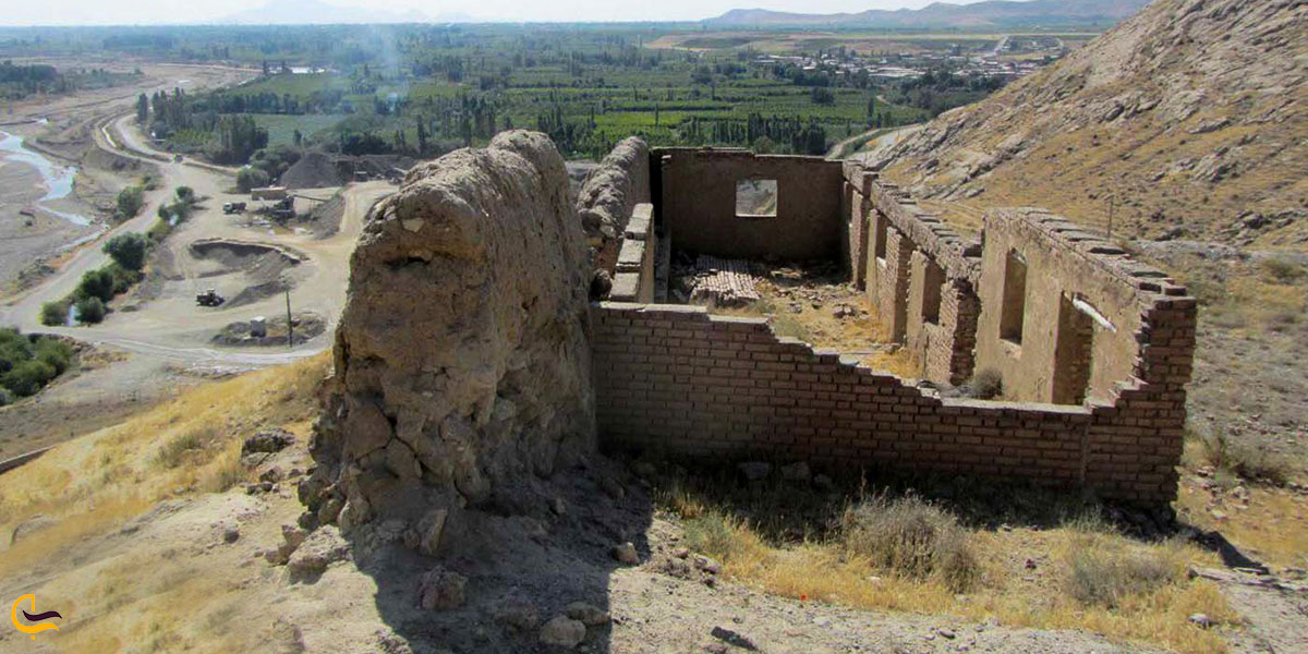عکس قلعه تاریخی شیاخ