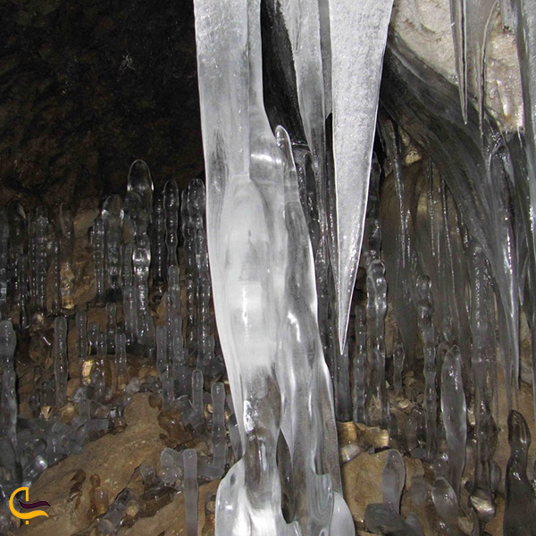 عکس قندیل‌های یخی آویز شده از سقف غار یخ مراد
