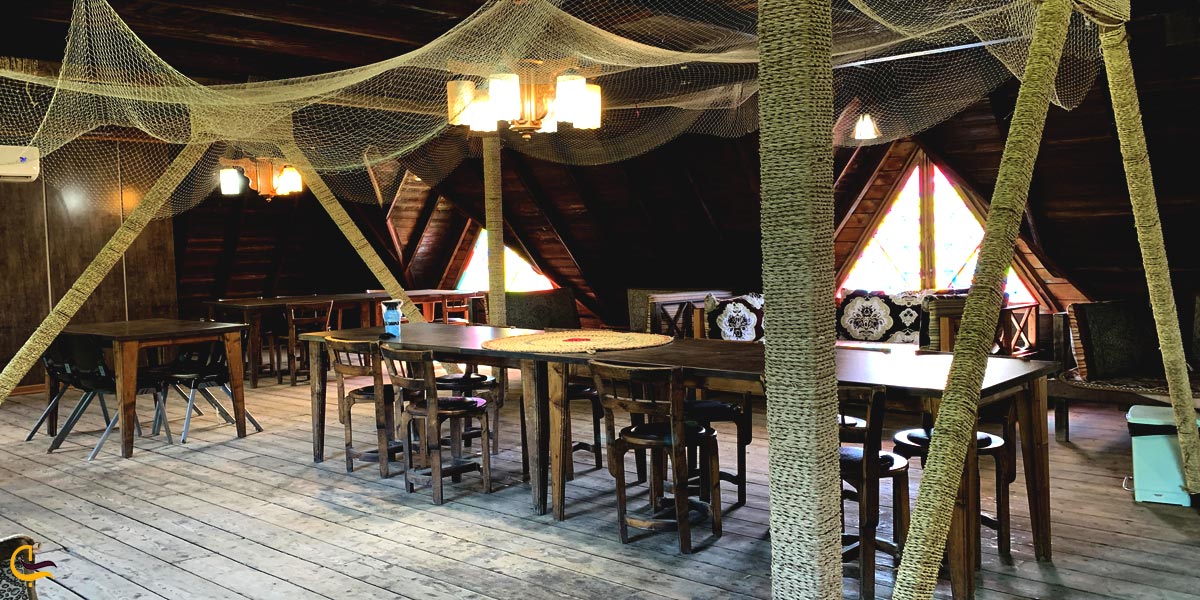 تصویری از داخل رستوران ماه تی تی