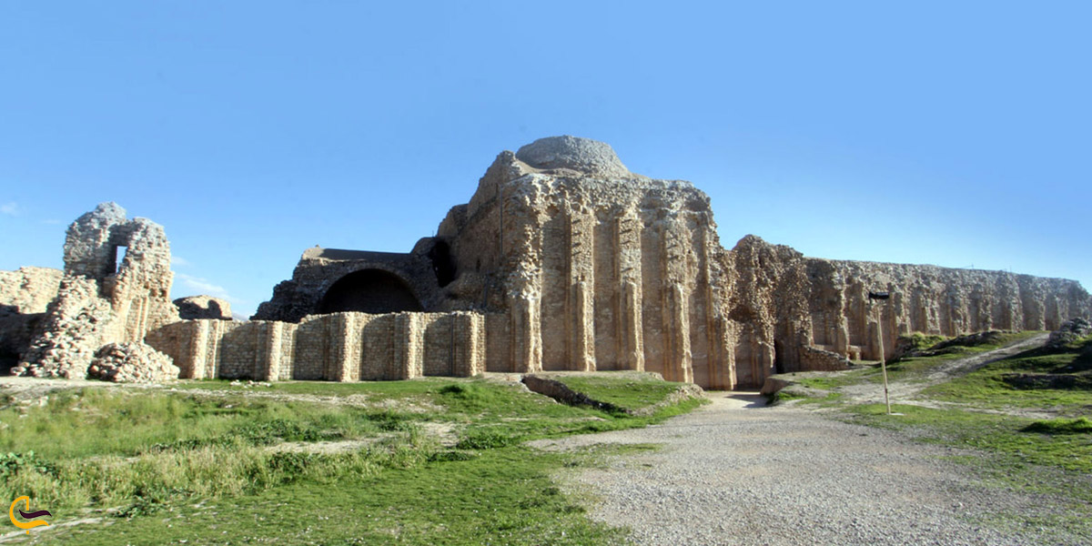 تصویری از معماری کاخ اردشیر بابکان