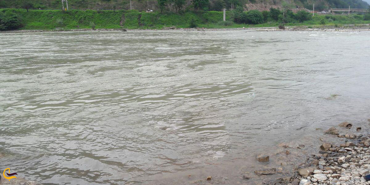 تصویری از دریاچه سد تاریک