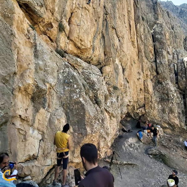 عکس صخره نوردی و کوه‌پیمایی حرفه ای در دره