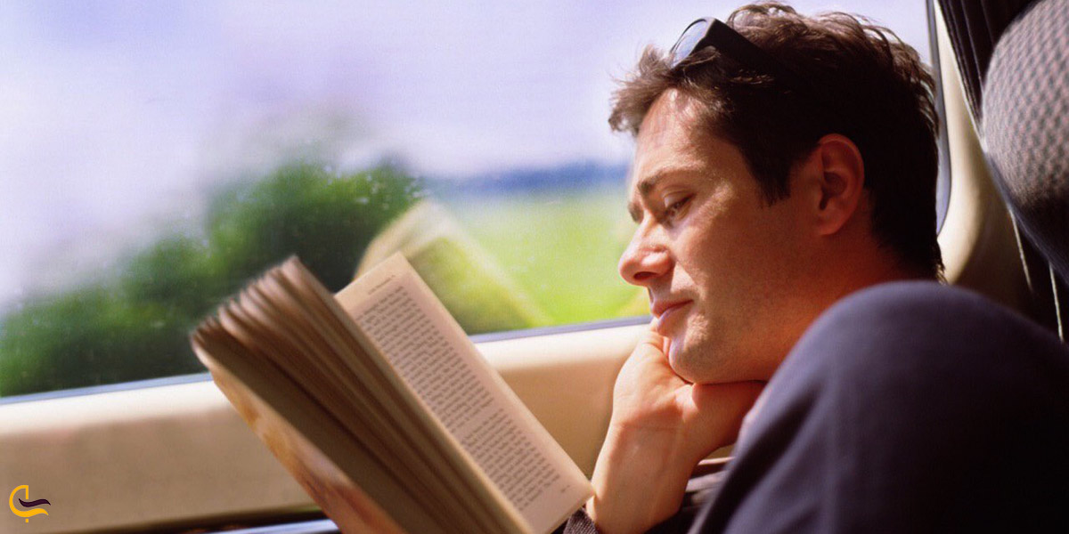 عکس کتاب خواندن در اتوبوس