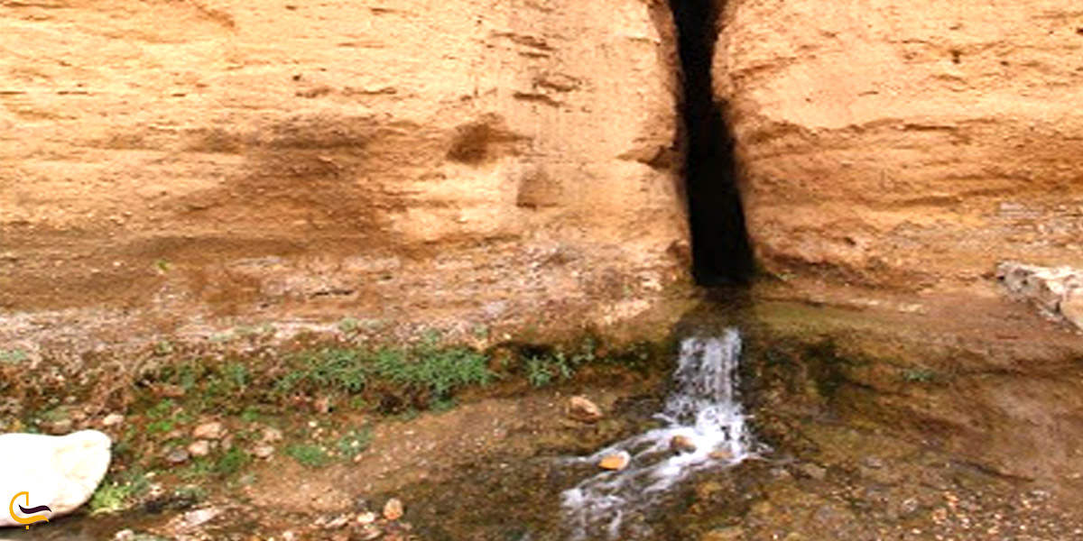 تصویری از چشمه آب سرد سنگ