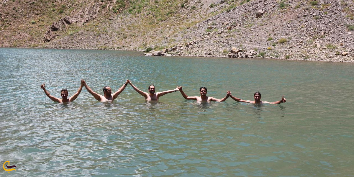 عکس آبتنی و شنا در دریاچه تار