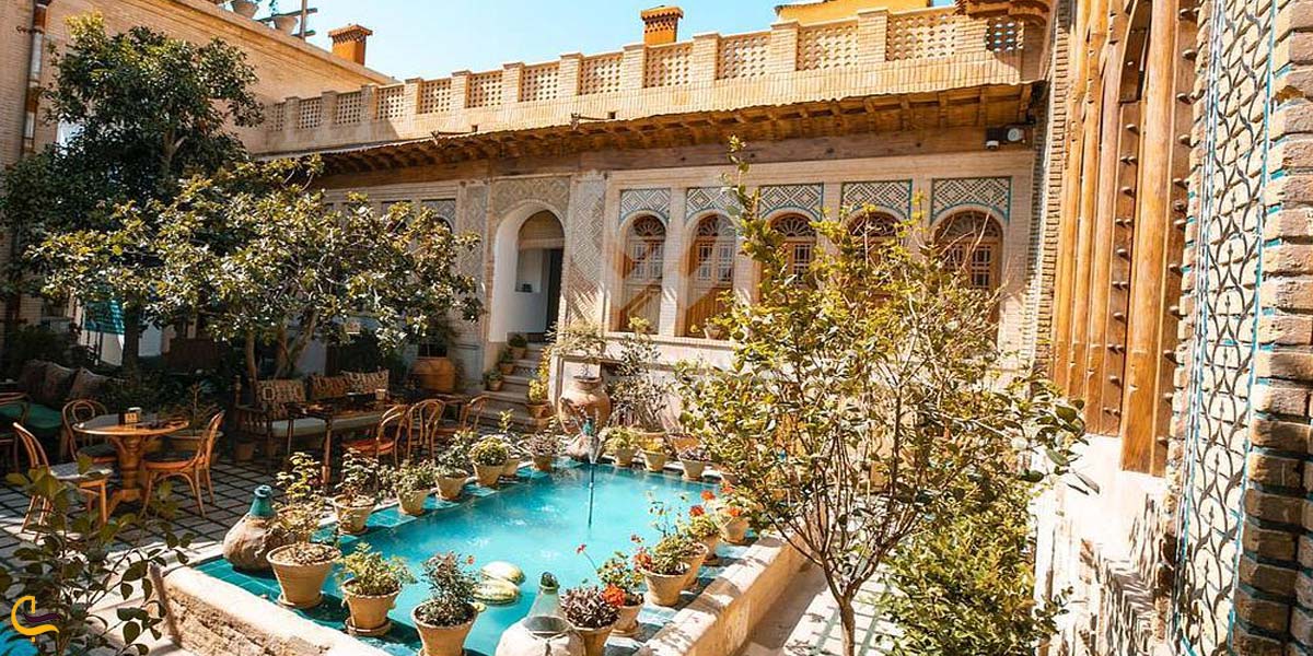 تصویری از فضای بیرون سرای فیل شیراز