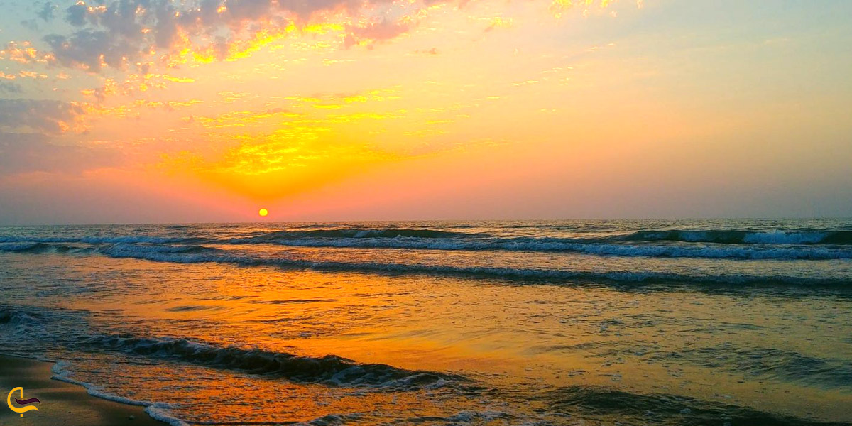 تصویری از غروب آفتاب در ساحل دریای نمک آبرود