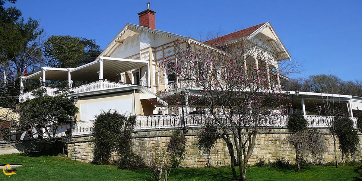 عکس معماری عمارت زرد پارک امیرگان