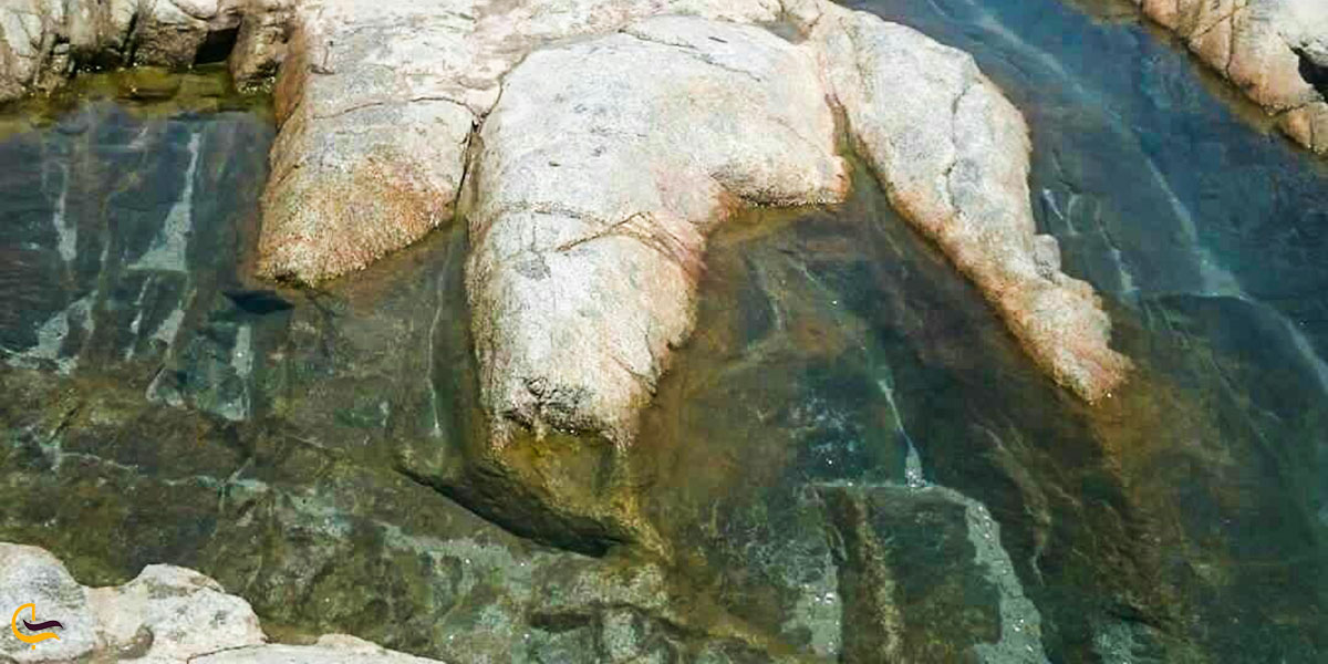 عکس چشمه آبگرم بزمان