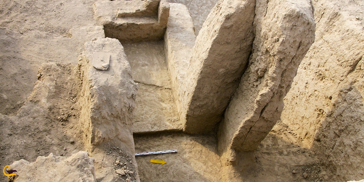 عکس گورستانی از اشیای قدیمی موزه باستان شناسی جیرفت