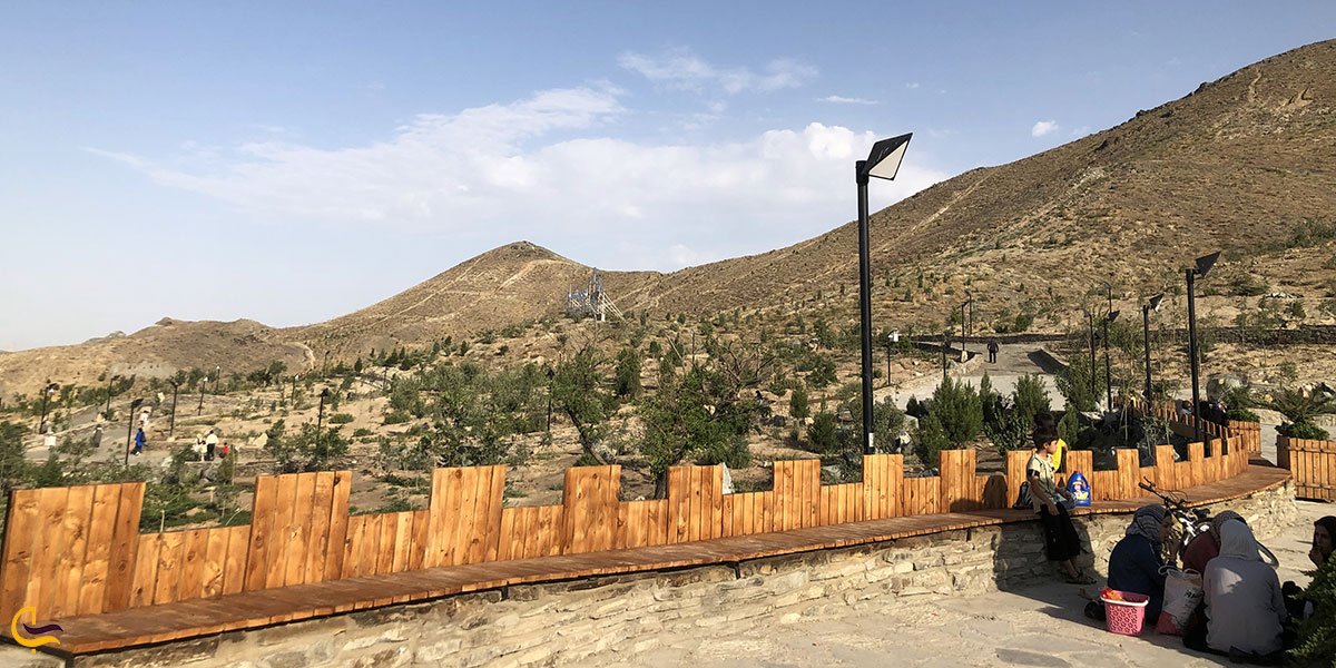 عکس صندلیهای نزدیک برکه اول مجموعه تفریحی کوهشار مشهد