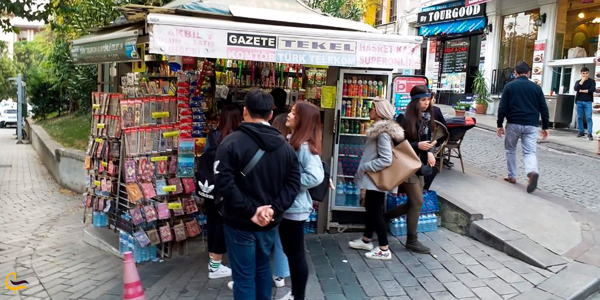 عکس شارژ کارت گردشگری استانبول در دکههای روزنامه فروشی