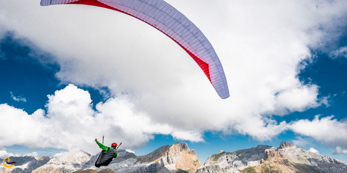تصویری از باشگاه بر بال آسمان