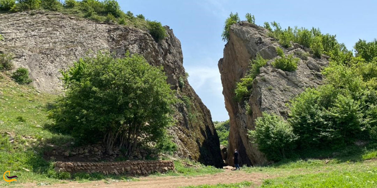 عکس بشکافته سنگ ملومه