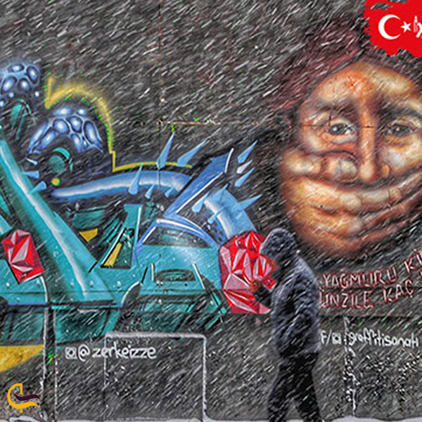 تصویری از گرافیتی‌های خیابان استقلال استانبول