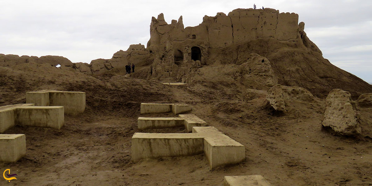 عکس قلعه تاریخی بمپور