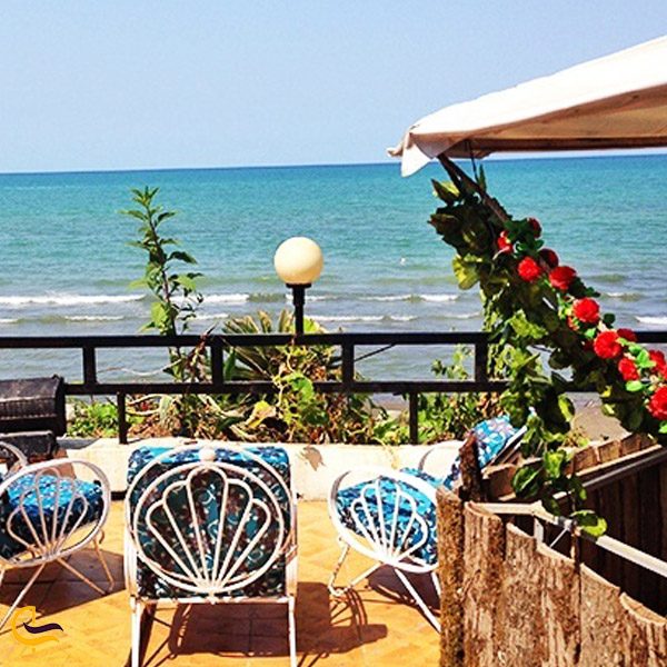 تصویری از رستوران ساحلی با نمای دریا و رودخانه