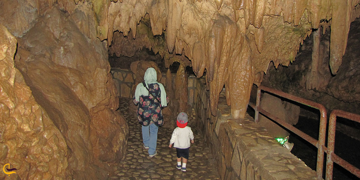 عکس احتیاط‌های لازم هنگام بازدید از غار