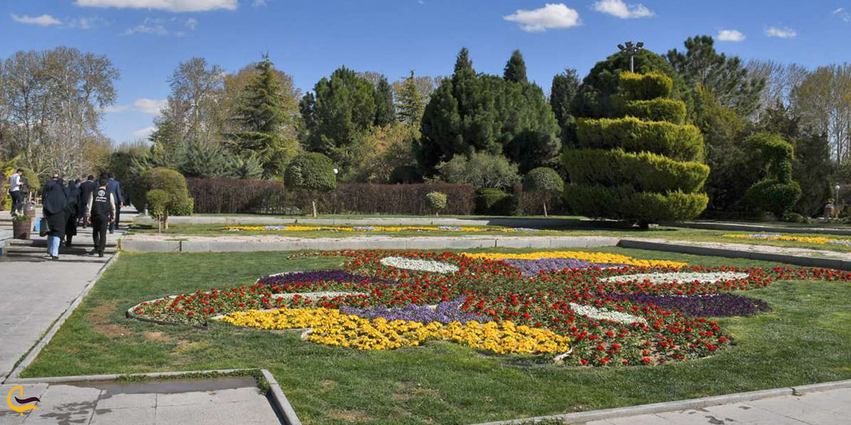 تصویری از بخش مرکزی باغ همراه با فرش گل ایرانی