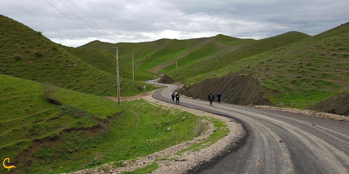 عکس تپه ماهورهای سرسبز قبرستان خالد نبی