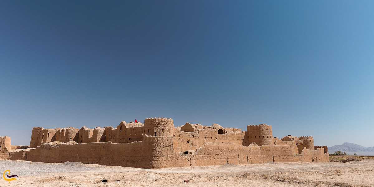 نمایی از قلعه سر یزد