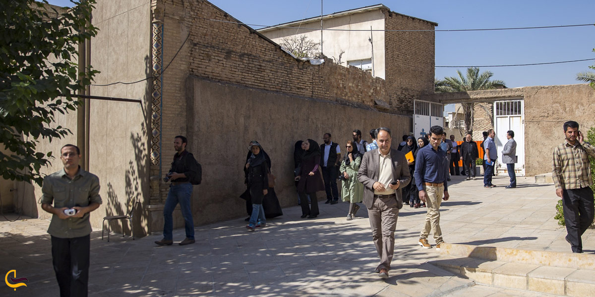 تصویری از بازدید مردم ار کلیسا مریم مقدس شیراز
