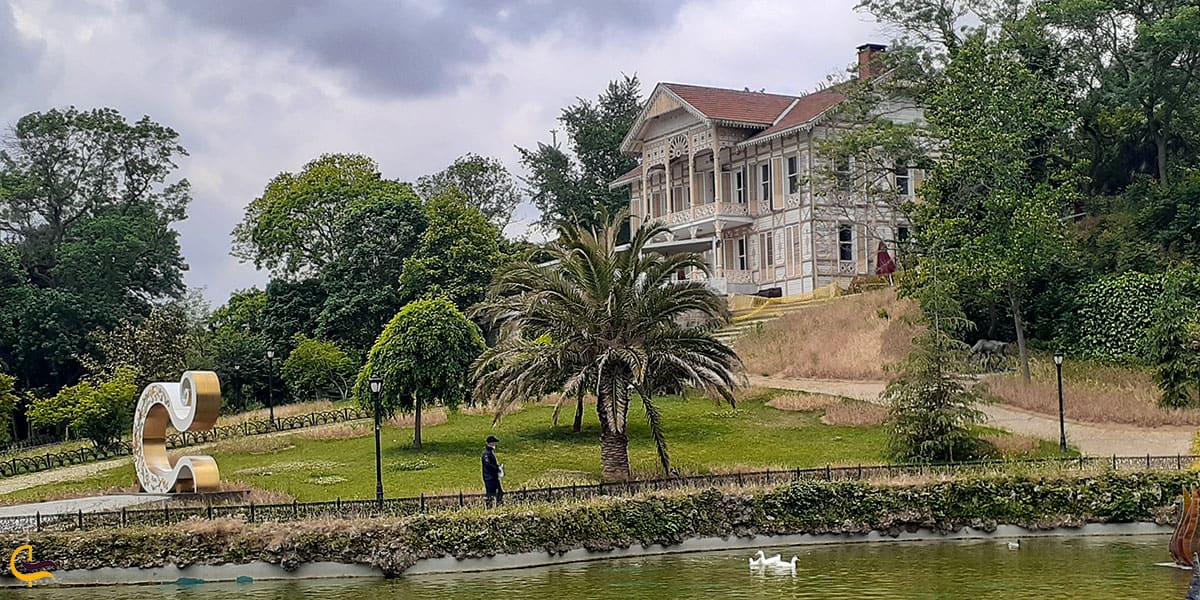 عکس عمارت زرد پارک امیرگان