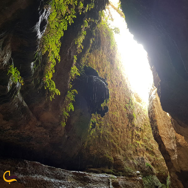 نمایی از غار زینه گان