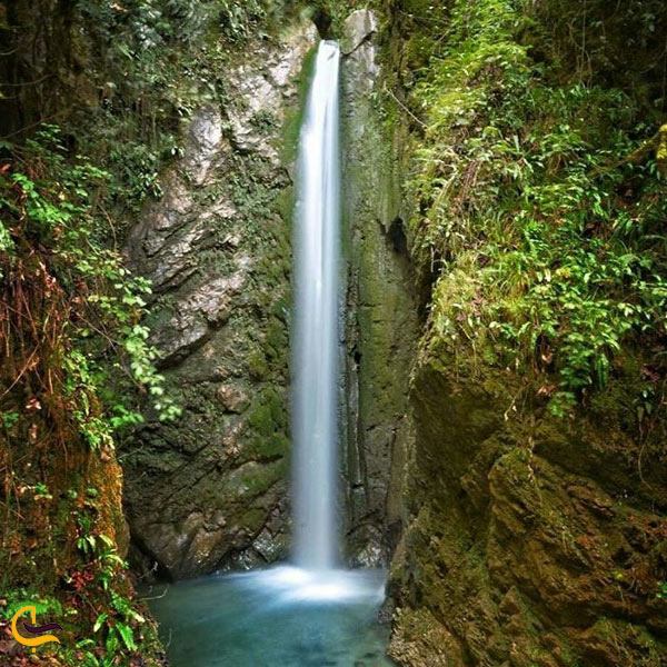 نمایی از آبشار سنگ درکا