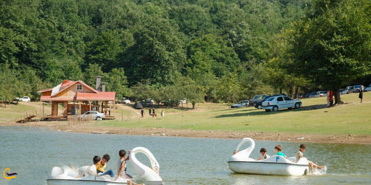 عکس قایق‌سواری در دریاچه سقالکسار