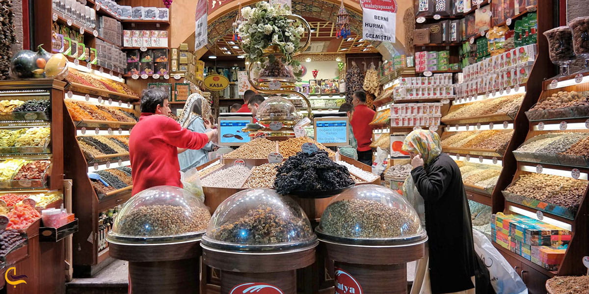 عکس خرید از بازار ادویه‌جات استانبول