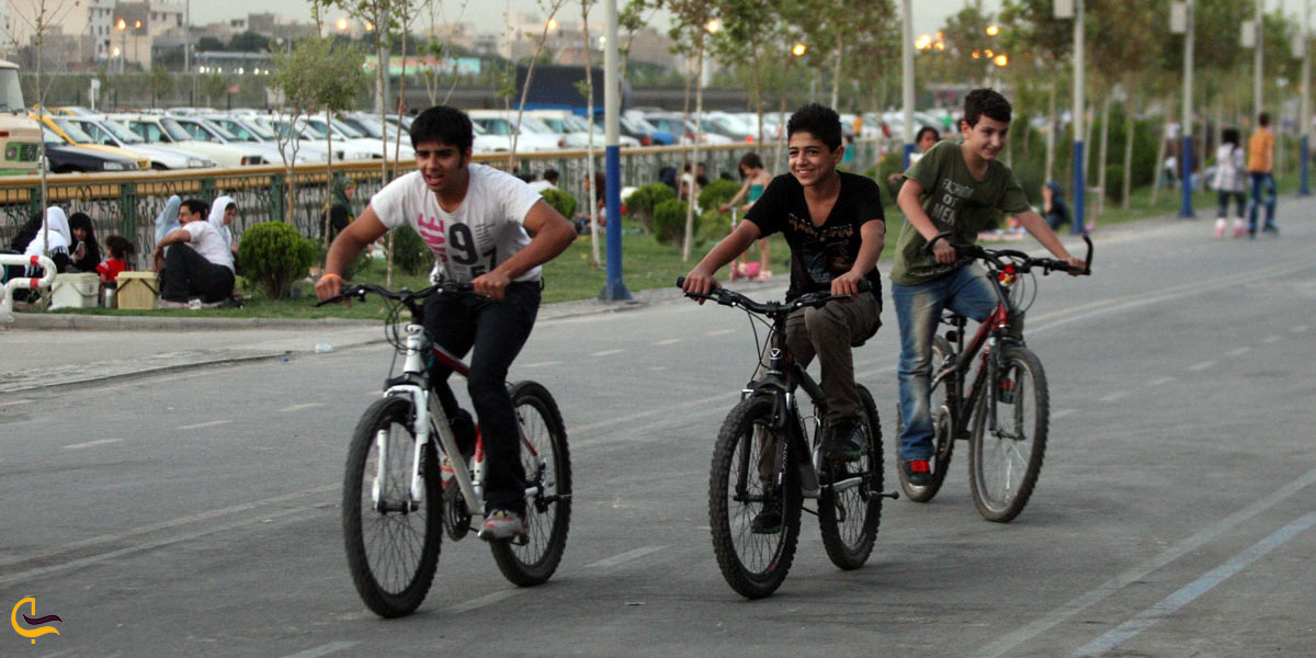 عکس دوچرخه سواری در بوستان صبا