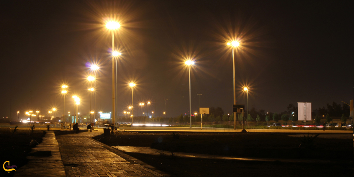 تصویری از پارک غدیر در شب 