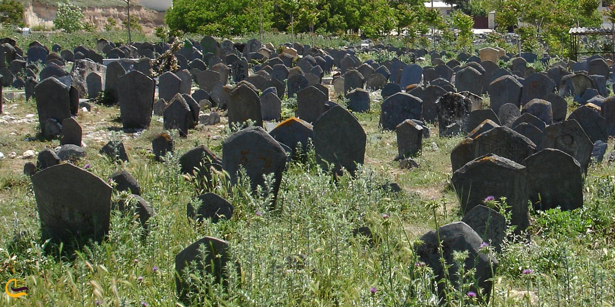 تصویری از قبرستان تاریخی سفید چاه