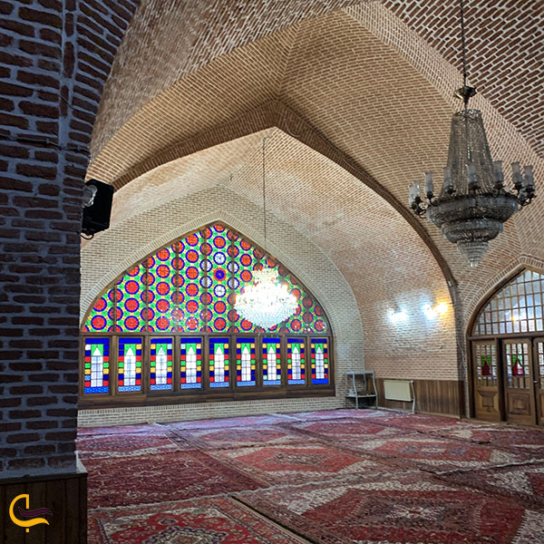 عکس پنجره‌ای بزرگ با شیشه‌های رنگارنگ در مسجد جامع تبریز