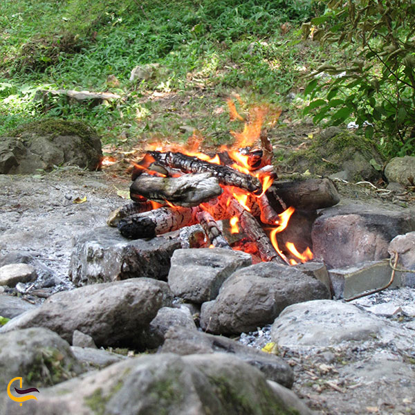 عکس درست کردن آتش در کنار آبشار ویسادار