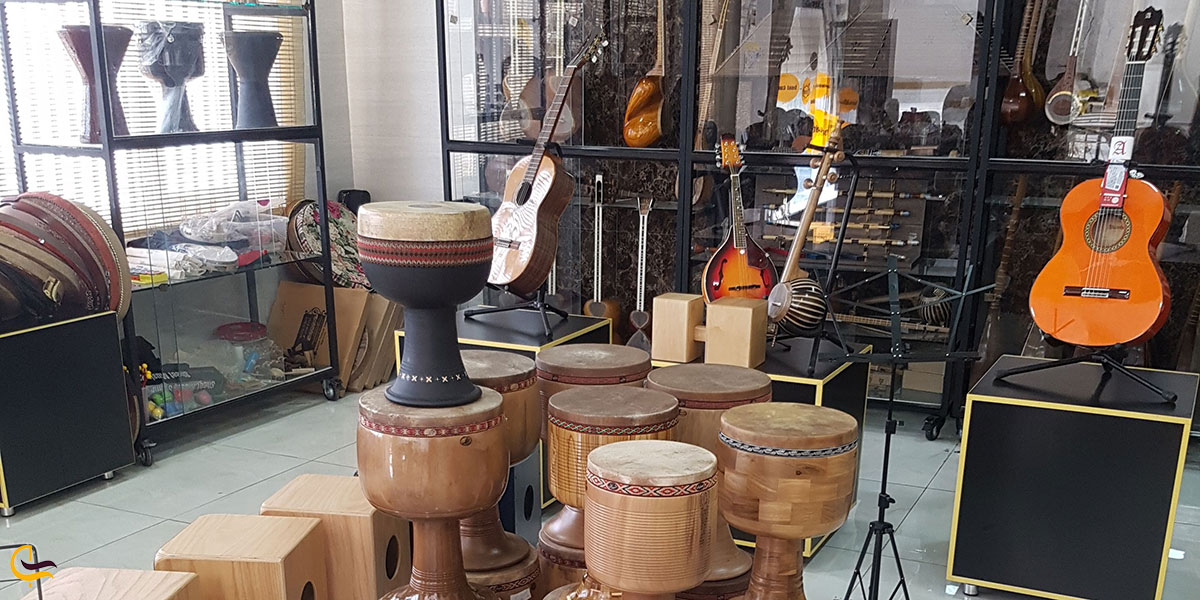 عکس آلات موسیقی در مرکز خرید انقلاب شیراز