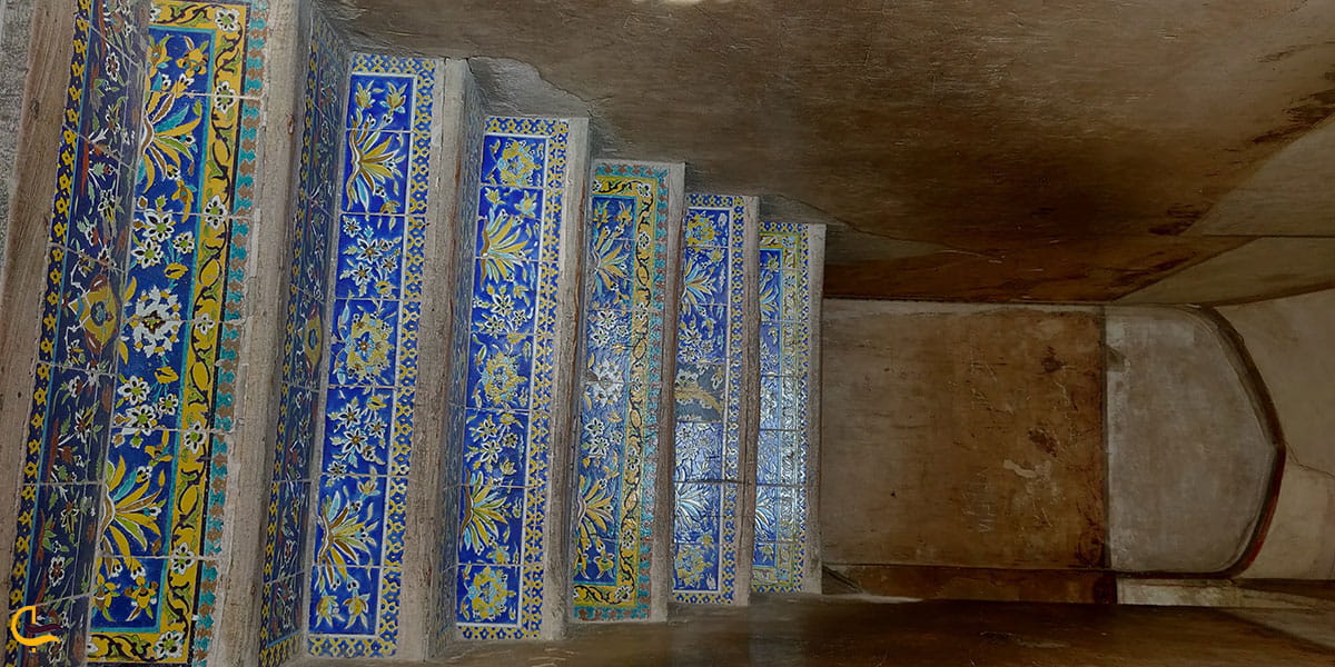 عکس کاشی‌های آبی و زرد پله‌های مارپیچ کاخ عالی قاپو