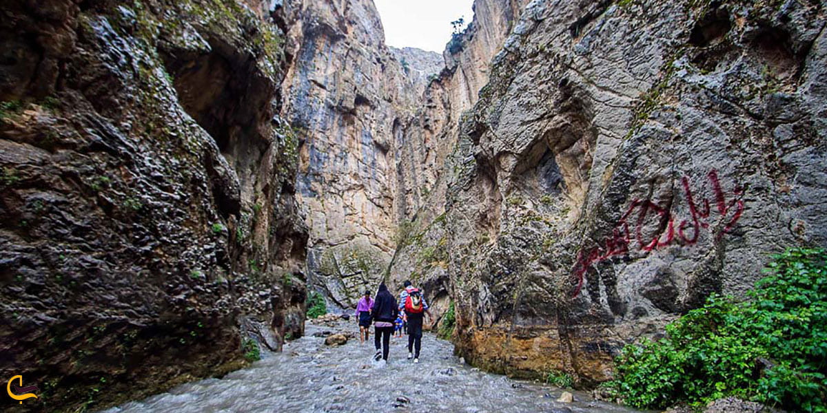 عکس پیاده روی در مسیر آبشار ارتکند کلات