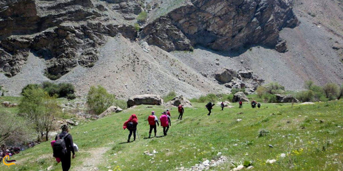 عکس پیاده روی آبشار برنجه 