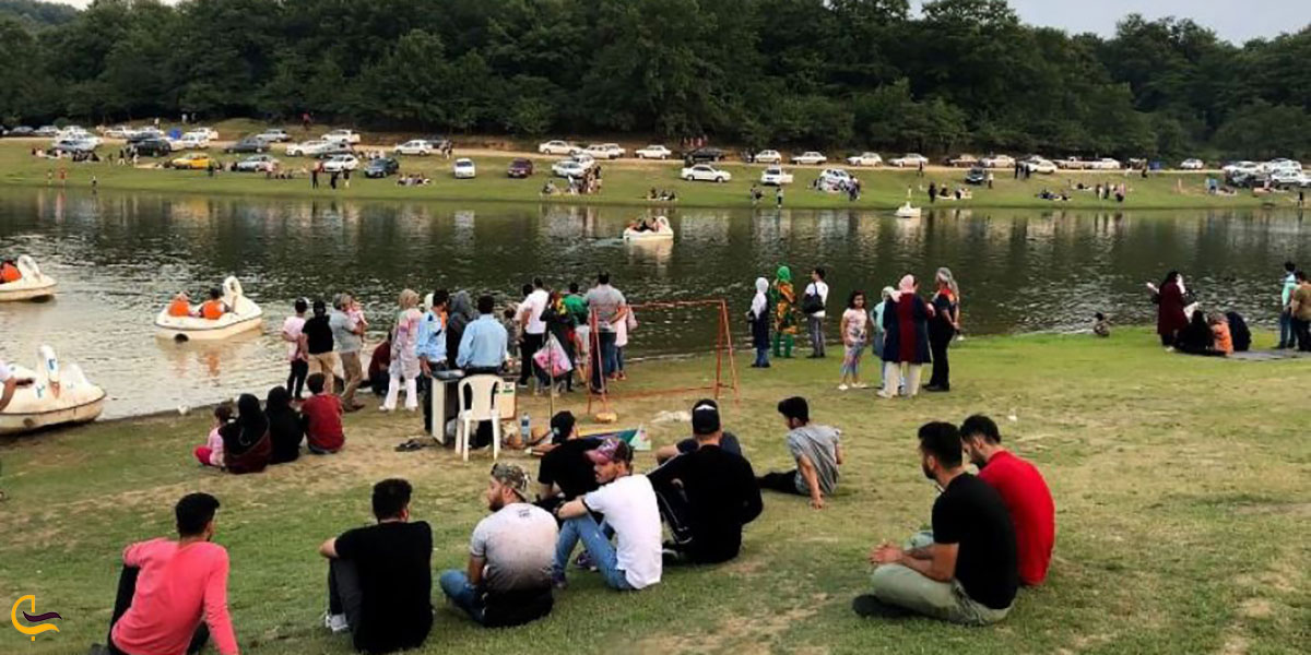 عکس پیاده‌روی در کناردریاچه سقالکسار