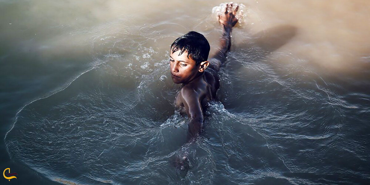 عکس آب‌تنی در آبشار درورد