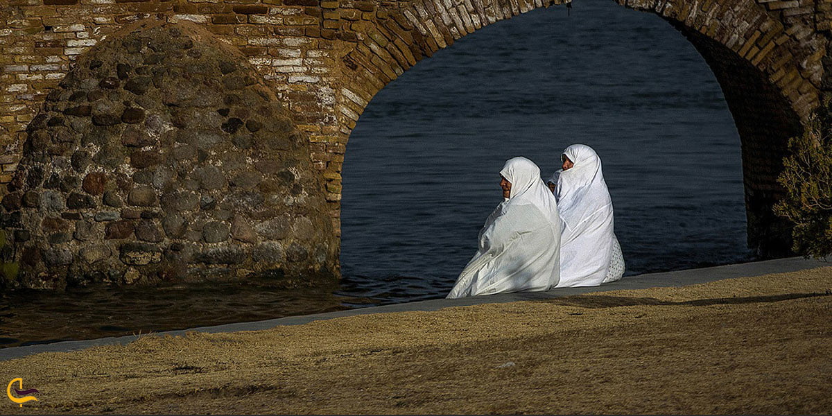 عکس پوشیدن چادر سفید در شهرستان ورزنه