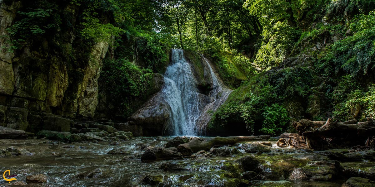 تصویری از طبیعت سرسبز و دیدنی آبشار لوه