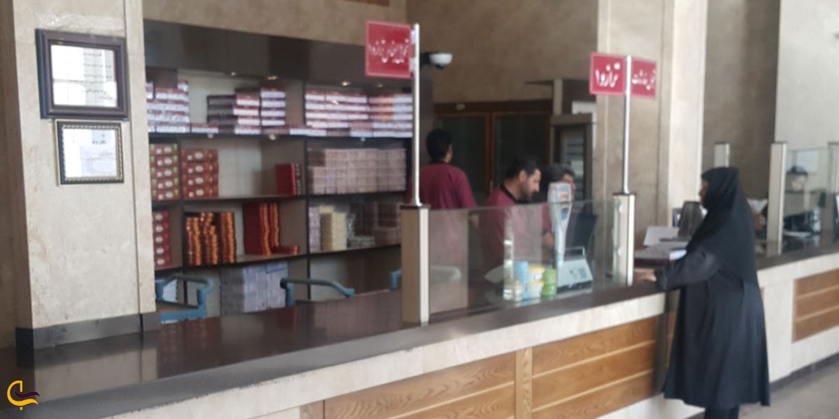 تصویری از شیرینی حاج خلیفه در سطح شهر یزد